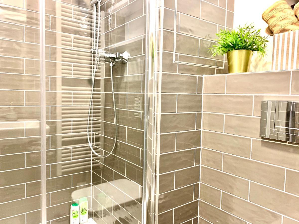 Luxury, Bright Studio With Parking And Balcony In Bratislava Center Ngoại thất bức ảnh