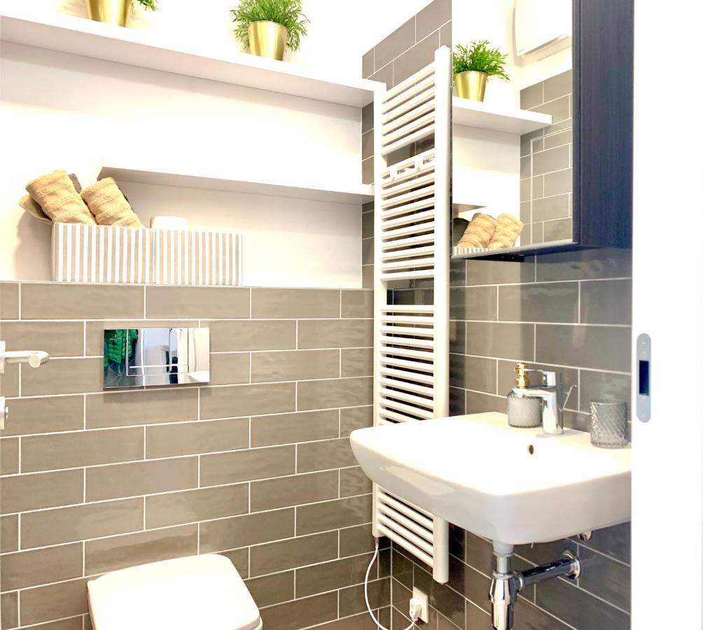 Luxury, Bright Studio With Parking And Balcony In Bratislava Center Ngoại thất bức ảnh